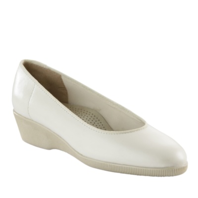 SoftSpots Women's Stephanie Pumps  bone n/2a-a