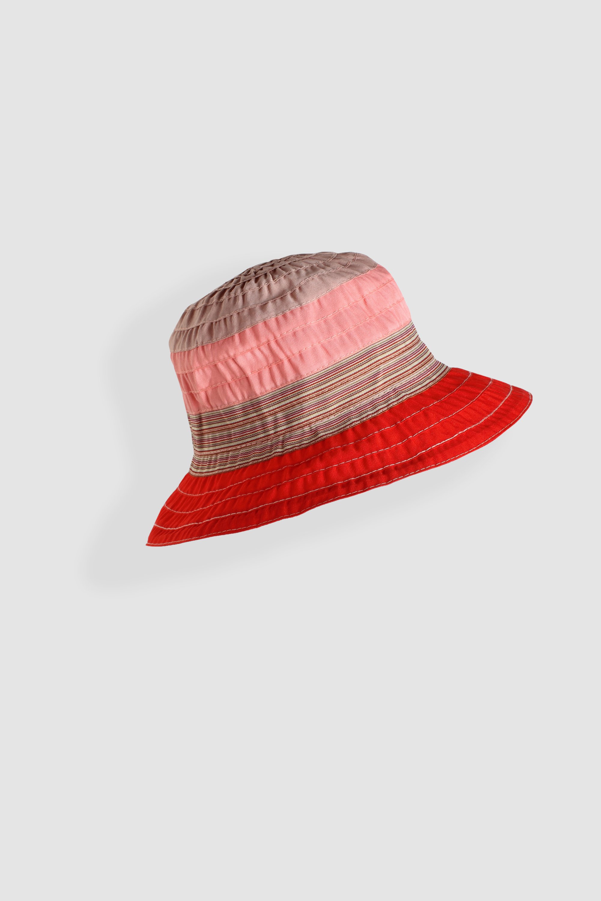 The Chipara sun hat will go everywhere you do this summer. With UPF Sun Guard...