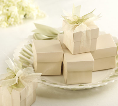 Wedding Favor Boxes on Champagne Colored Wedding Favor Boxes